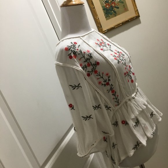 Willow & Clay Floral Embroidered Tassel Trim Top - Picture 4 of 9